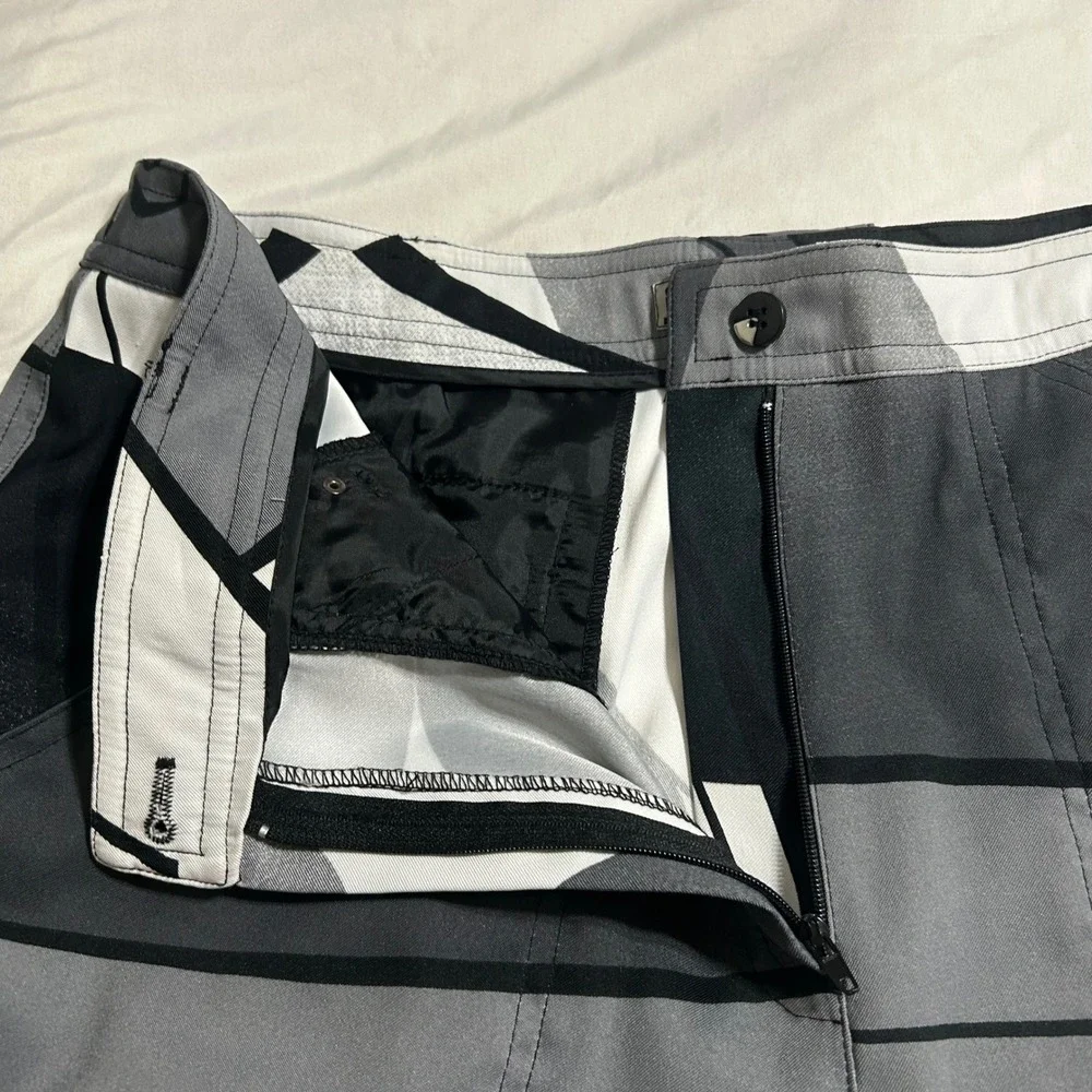 Jamie Sadock Womens Gray Abstract Geometric Golf Shorts Size 14 Black White - Picture 6 of 12